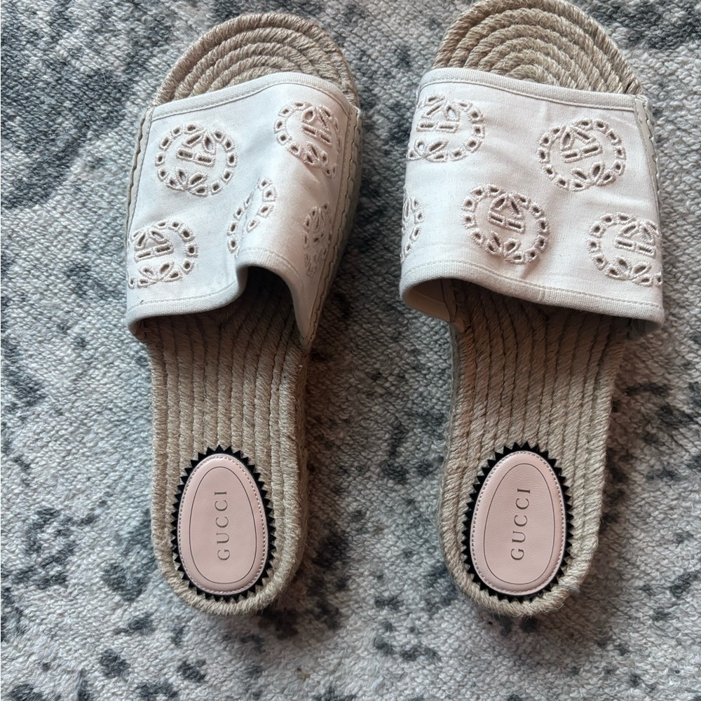 Gucci Cream Slide Sandals with Original Box and Shoe Bag - Barely worn 40.5